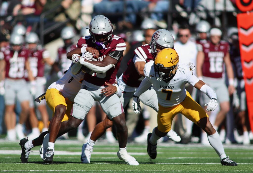 Aaron Kinsey closes on Griz ball carrier