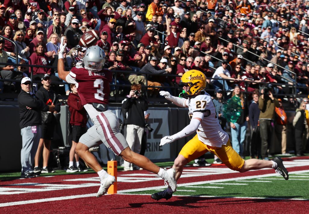 Brooks Davis touchdown catch over Vandals defender