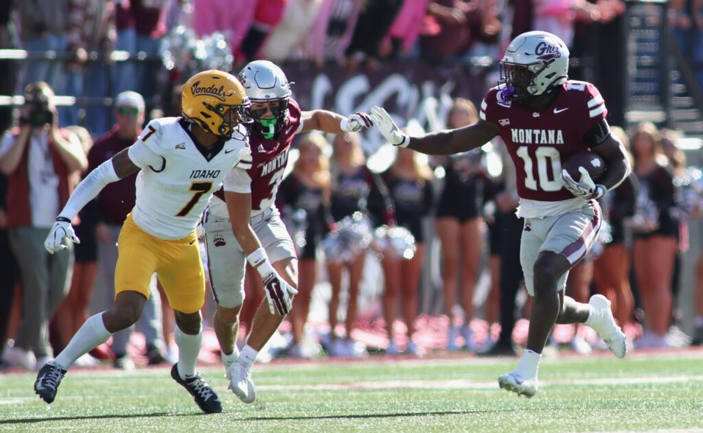 Eli Gillman outruns Aaron Kinsey