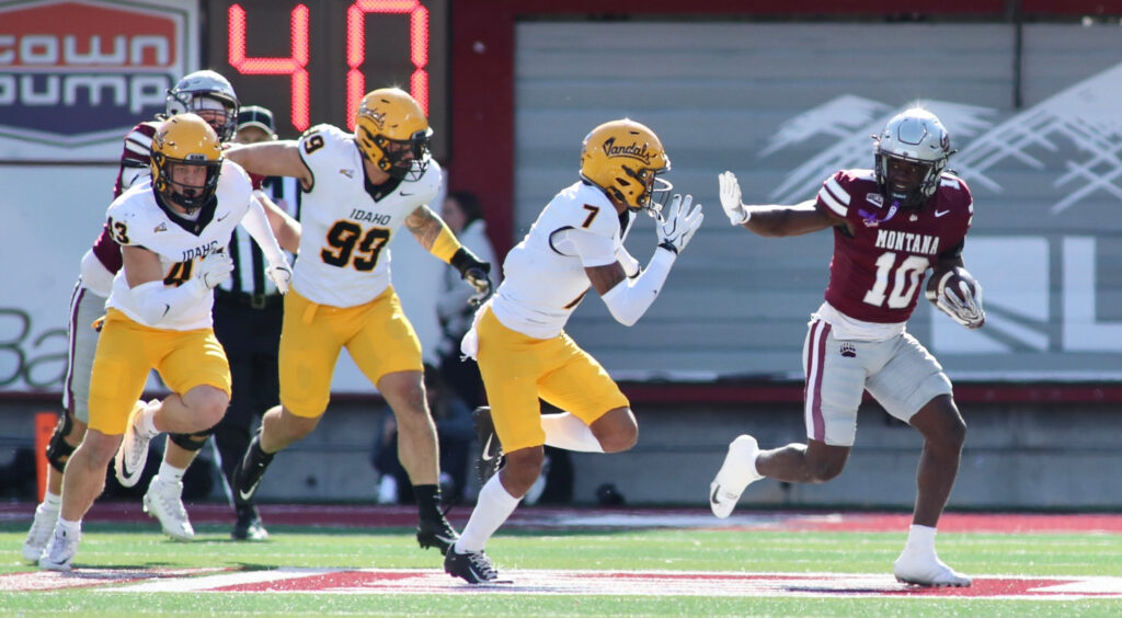 Eli Gillman races up the sideline past Vandals defenders