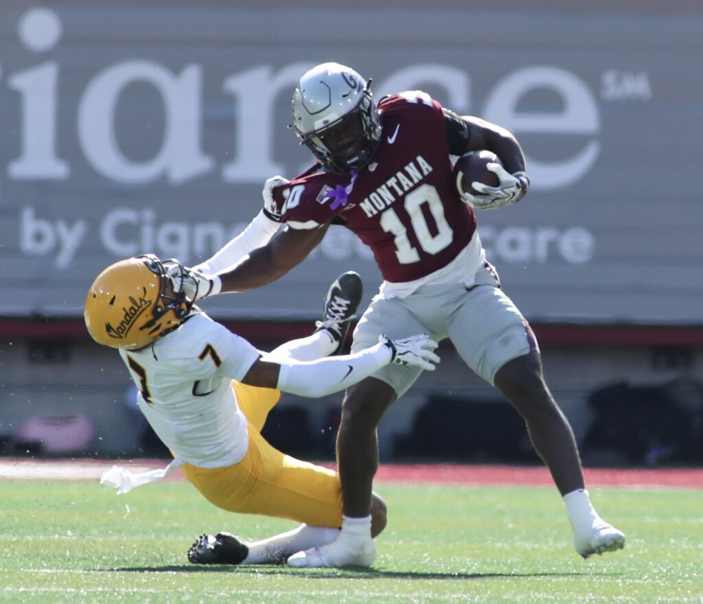 Eli Gillman stiff arms Aaron Kinsey