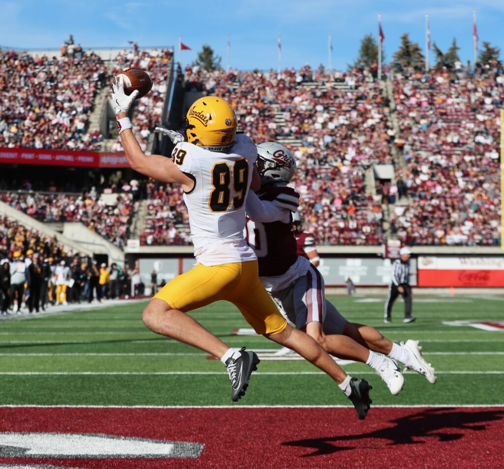 Jezioro leaping catch over Griz defender