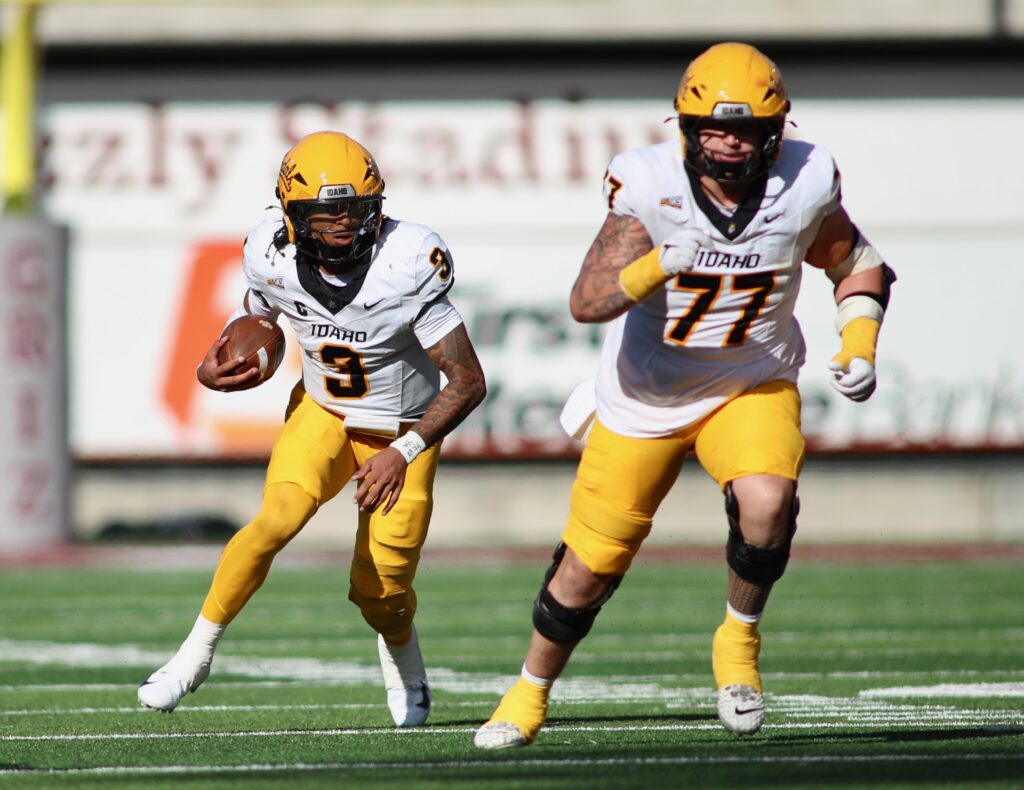 Joshua Wood scrambles with Vandals No. 77