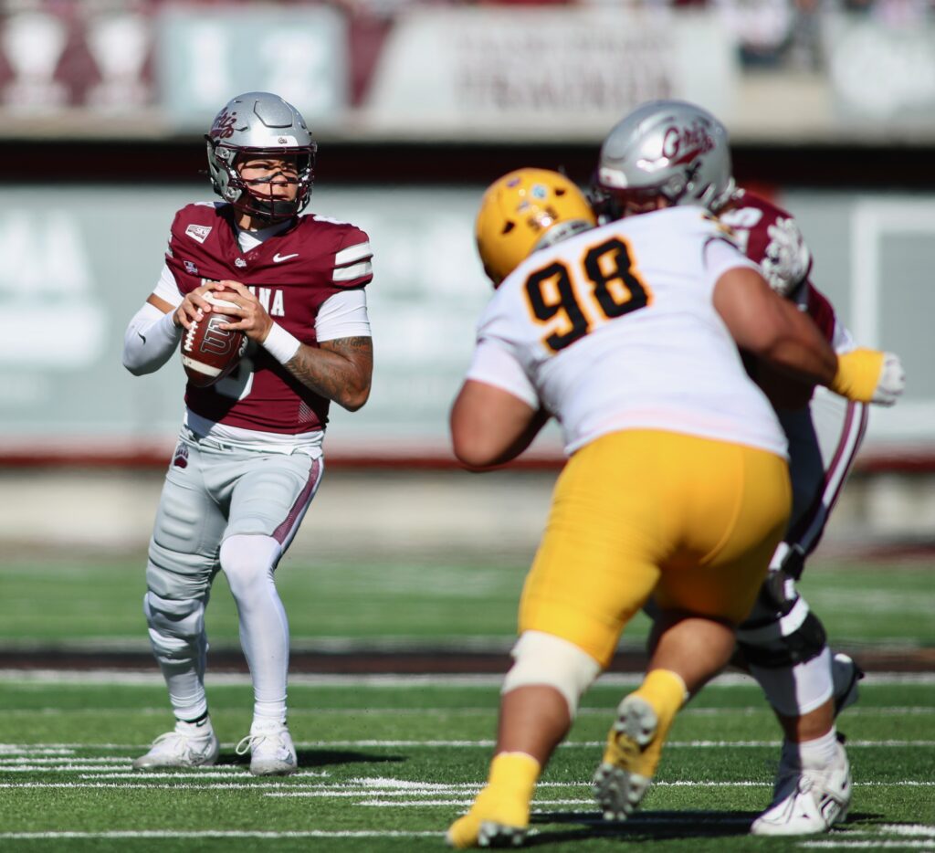 Keali'i Ah Yat drops back to pass