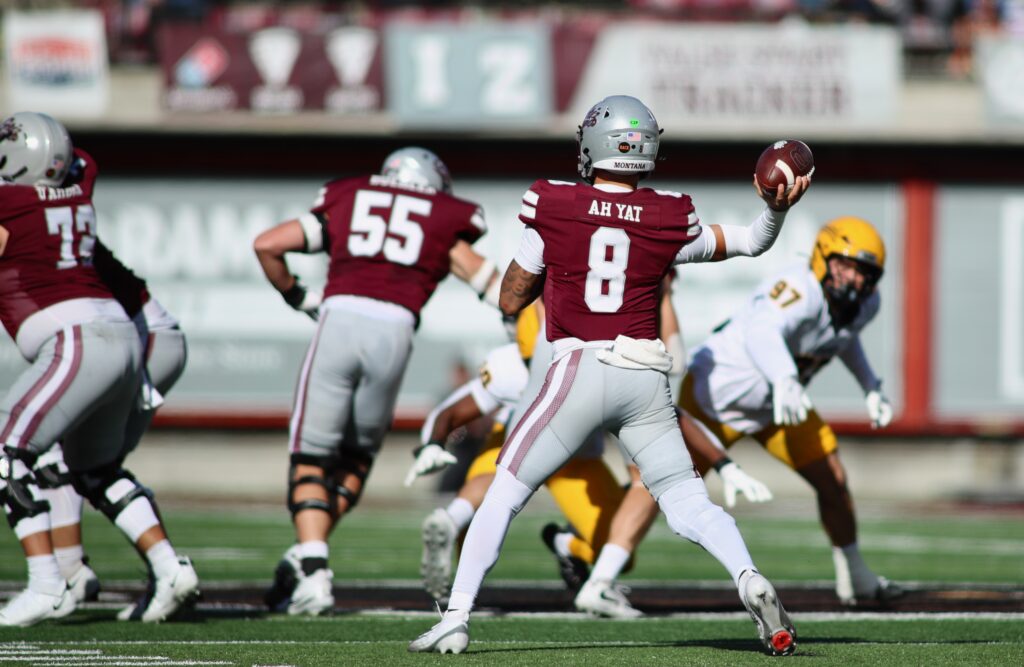 Keali'i Ah Yat fires a pass