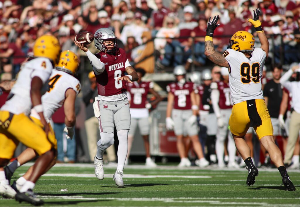 Keali'i Ah Yat throws over the Vandals rush