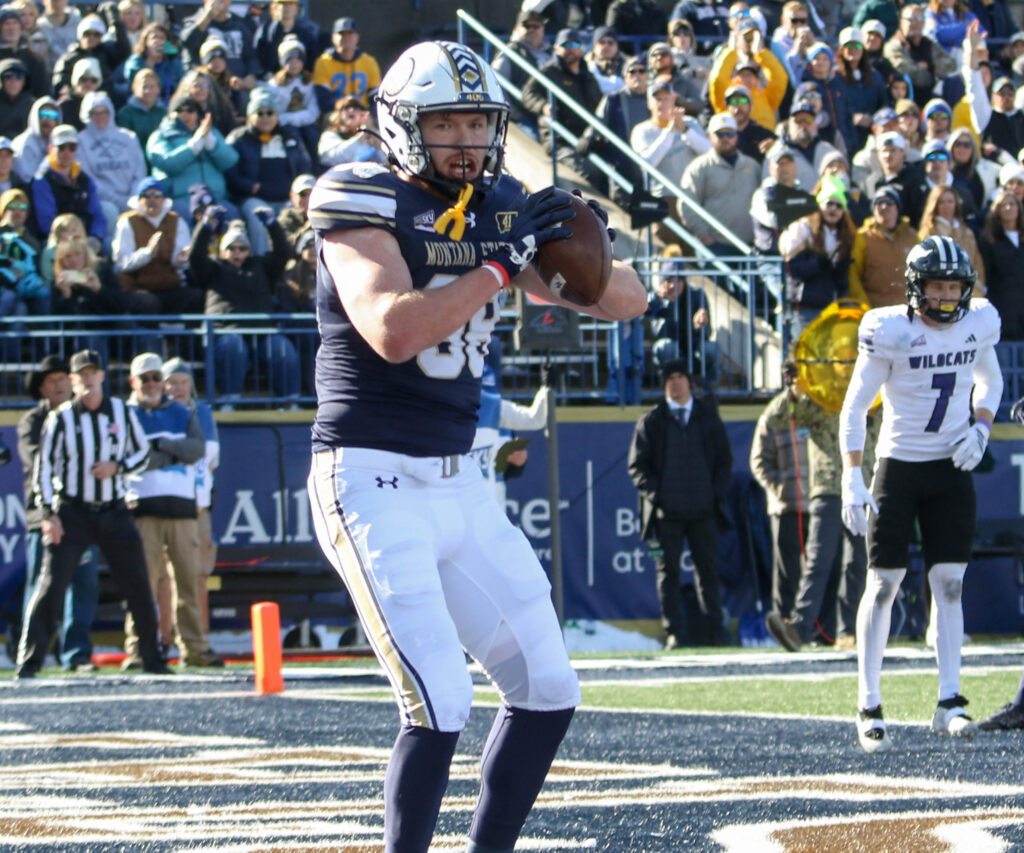 Rylan Schlepp makes a catch in the end zone