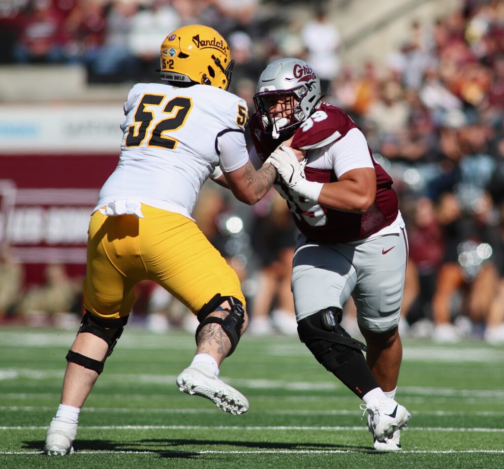 Vandals No. 52 blocks Griz defensive lineman