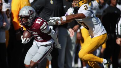 Hysan Dalton pushes Lekeldrick Bridges out of bounds